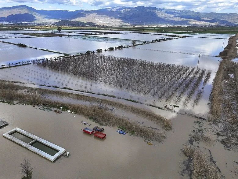 Menemen Ovası Sular Altında: Gediz Nehri Taştı, Üreticinin Emeği Göle Döndü!