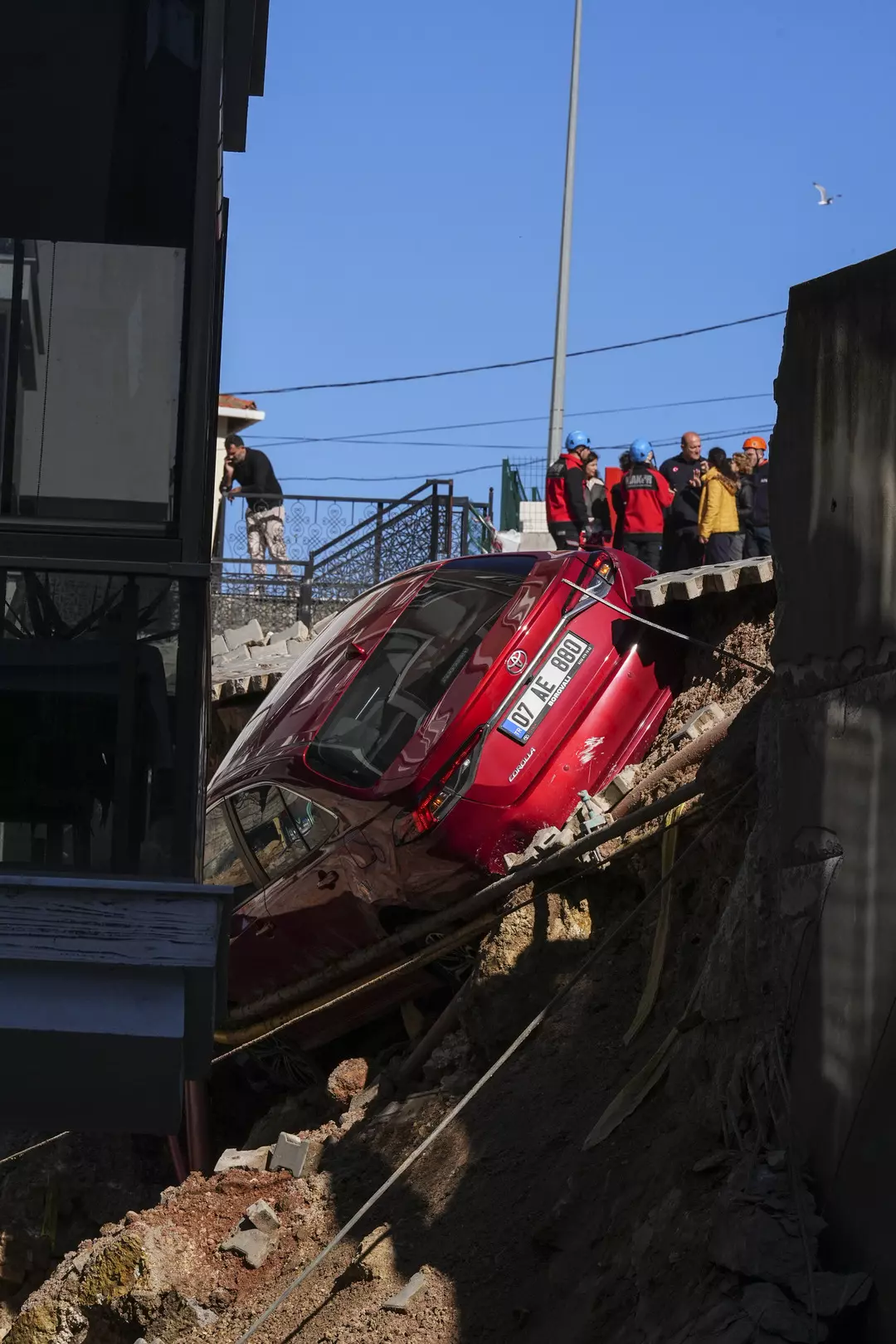 Menemen’de Korku Dolu Gece: İstinat Duvarı Çöktü, 151 Vatandaş Tahliye Edildi!