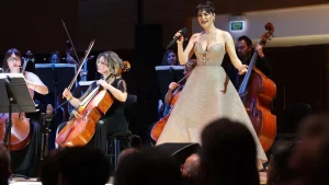 İzmir’de Şevval Sam Rüzgarı: Sevgililer Günü’nde Senfonik Aşk Yolculuğu