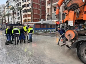 İzmir’de “50 Yıllık” Meteorolojik Kuşatma: Deniz Taşmadı, Kıyı Hattı Yıkıldı!