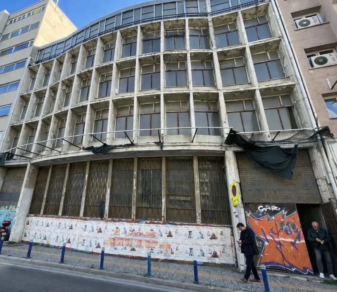 İzmir’in Tarihi Mirası Turizme Açılıyor: Türk Ticaret Bankası Binası Lüks Otel Oluyor!