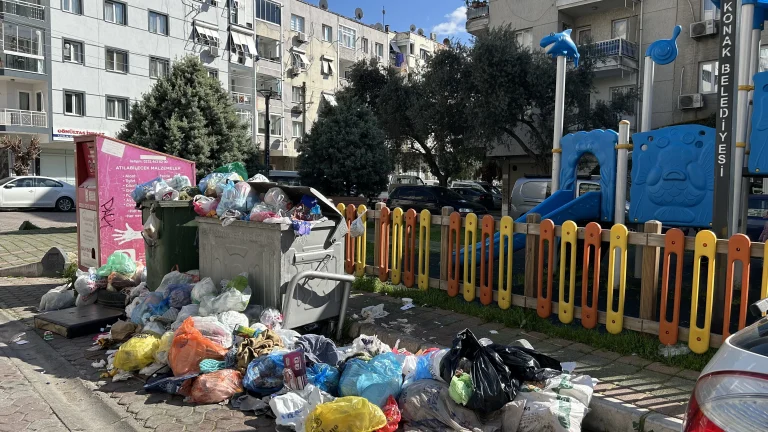KONAK’TA ÇÖP DAĞLARI YÜKSELİYOR: GÜNEŞLİ MAHALLESİ’Nİ KİM KADERİNE TERK ETTİ?