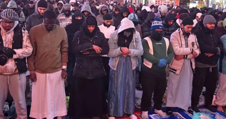 ABD Times Meydanı’nda teravih namazı
