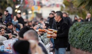 İstanbul’dan İzmir’e Ramazan Coşkusu: Karşıyaka’da On Binlerce İftar Sofrasında Buluşan Kentin Nabzı