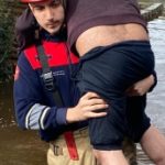 İtfaiye eri vatandaşı sırtında taşıdı