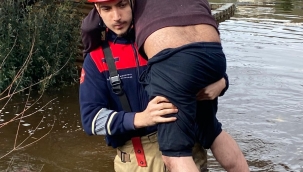 İtfaiye eri vatandaşı sırtında taşıdı