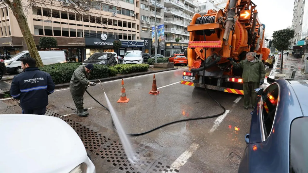 İzmir’de Sağanak Alarmı: Büyükşehir Ordusuyla Sahada! 1365 Personel, 412 İş Makinesi…