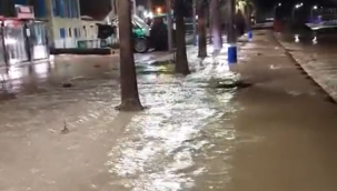 İzmir’de Sağanak Yağış Dereleri Taşırdı, Yeni Foça’yı Su Bastı