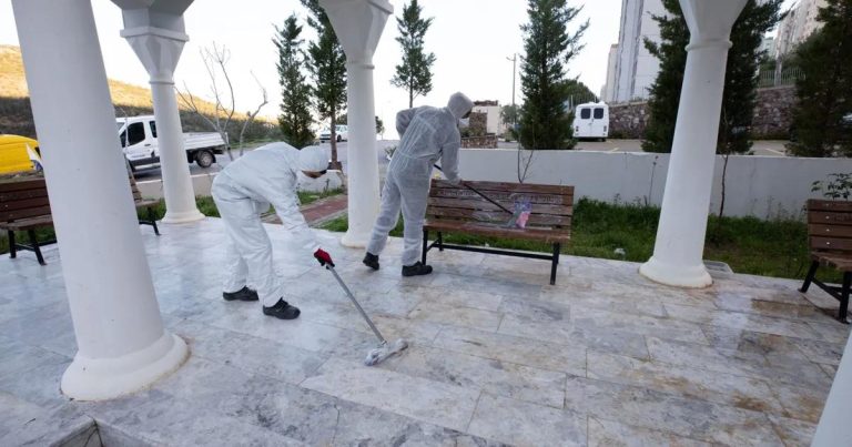 İzmir Narlıdere’de camilerde temizlik çalışması