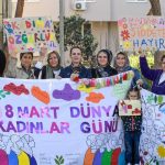 İzmir’de 8 Mart Dayanışması: Kadınların Sesi Şehrin Her Köşesine Yayılıyor
