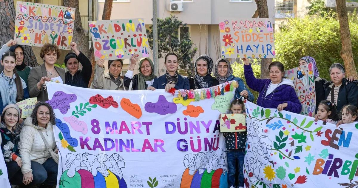 İzmir’de 8 Mart Dayanışması: Kadınların Sesi Şehrin Her Köşesine Yayılıyor