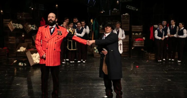 İzmir’de Arturo Ui’nin Önlenebilir Tırmanışı Prömiyeri Şehri Şenlendirdi: Tiyatro Dünyasının Öncü İsimleri İzmir’de Buluştu