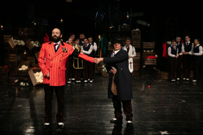 İzmir'de Arturo Ui’nin Önlenebilir Tırmanışı Prömiyeri Şehri Şenlendirdi: Tiyatro Dünyasının Öncü İsimleri İzmir’de Buluştu