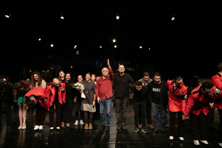 İzmir'de Arturo Ui’nin Önlenebilir Tırmanışı Prömiyeri Şehri Şenlendirdi: Tiyatro Dünyasının Öncü İsimleri İzmir’de Buluştu