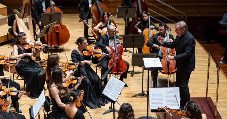 İzmir’de Büyüleyen Orkestra Şef Howard Griffiths ile Anıldı: ‘İzmir’e Yeniden Gelmek İstiyorum’