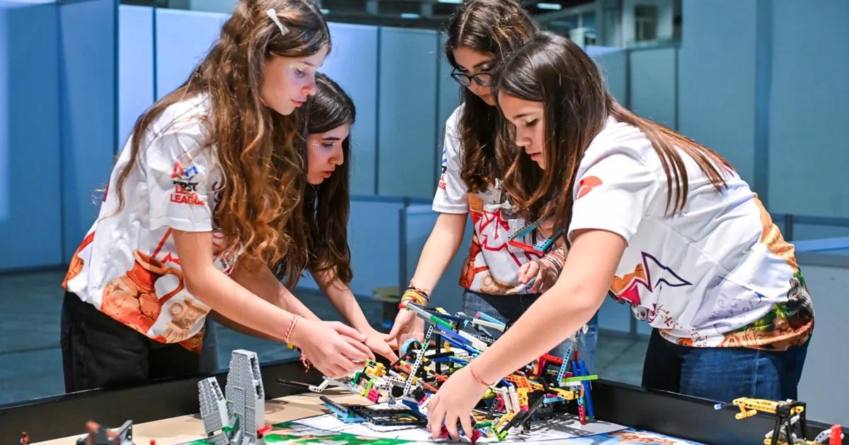 İzmir’de Genç Zihinler Bilimin Işığında Parlıyor: FIRST LEGO League’nin Yerel Zaferleri ve Ulusal Yolculuk