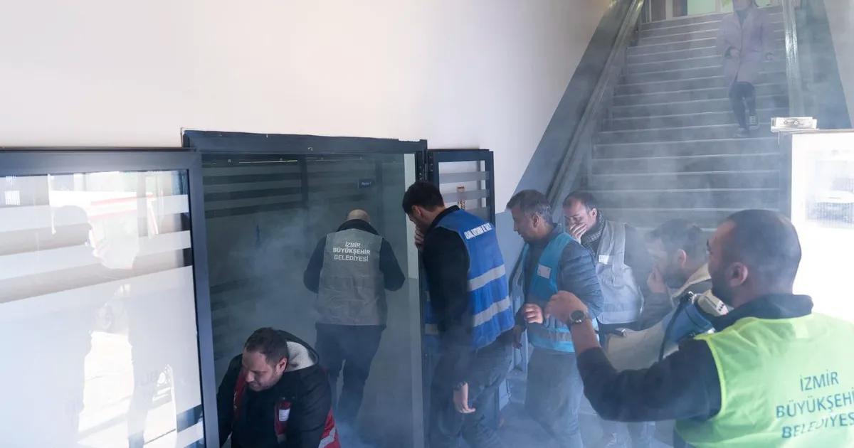 İzmir’de Gerçek Zamanlı Afet Tatbikatı: Deprem ve Yangından Tahliye Operasyonu