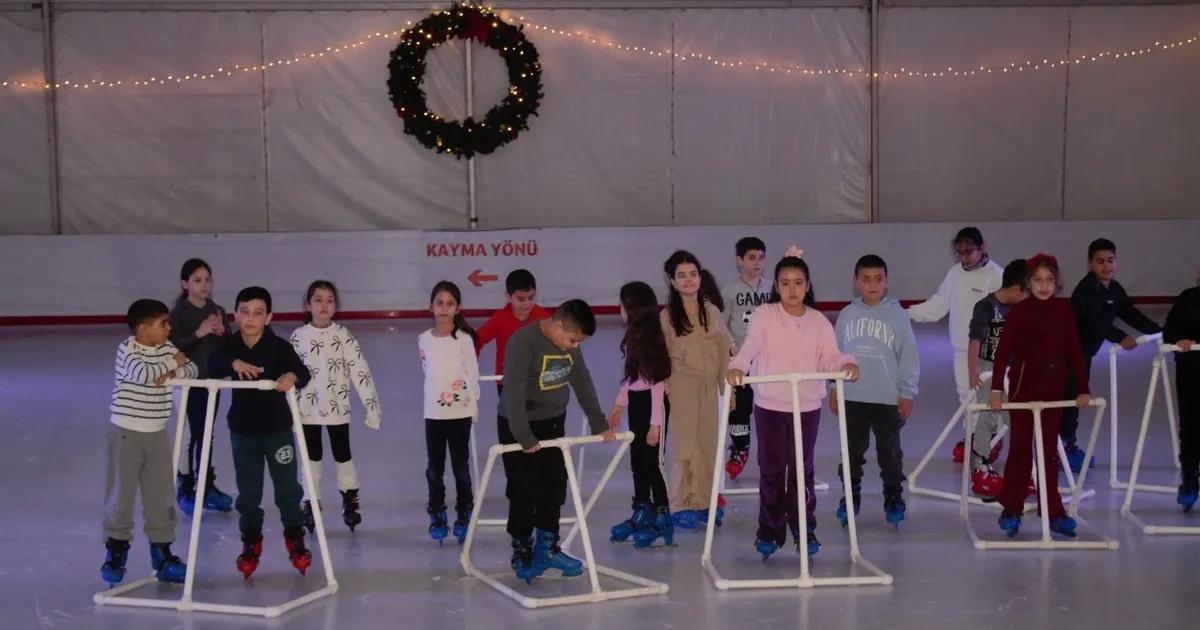 İzmir’de öğrenciler buz pistinde buluştu