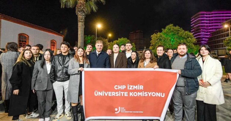 İzmir’de Ramazan Sofrasında Gençlik ve Demokrasi İçin Sesler Yükseldi