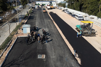 İzmir’in Cadde ve Sokaklarında Asfalt Seferberliği: Gece-Gündüz Yoğun Çalışmalarla Yenilenen Yollar