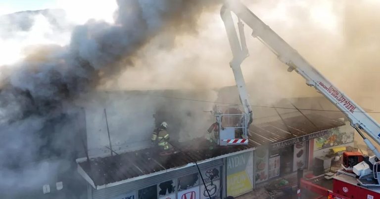 İzmir’in İnönü Mahallesi’nde Büyük Yangın Anı: Dükkanlar Şehrin Göğsüne Deden Dumanlar ve Cesur İtfaiye Mücadelesi