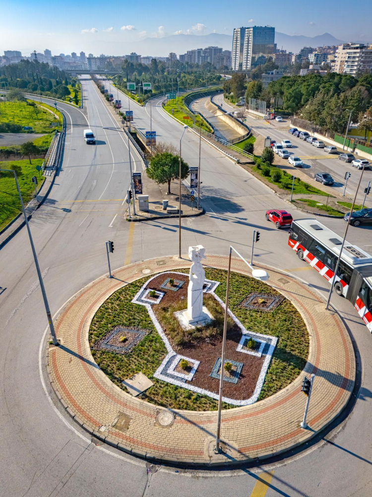 İzmir’in Kentine Yeni Doku: Suya Dayanıklı ve Estetik Peyzaj Tasarımlarıyla Şehir Yeniden Şekilleniyor