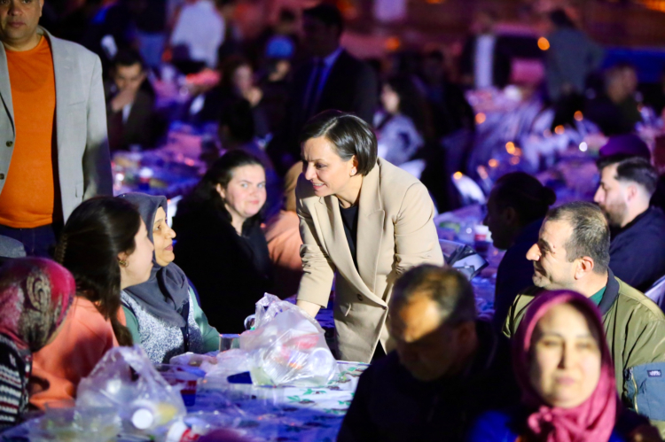 Karabağlar’da Ramazan Dayanışması Şöleni: İftar Sofralarıyla Mahallelere Bereket ve Gönül Birliği