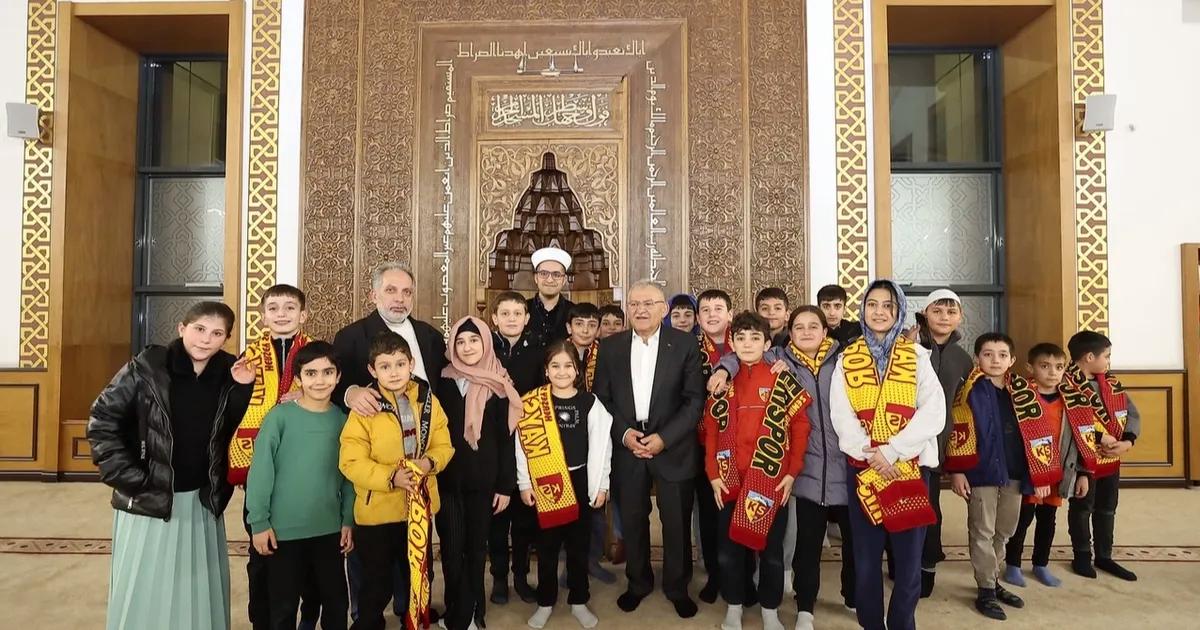 Kayseri’de İftar ve Teravihte Gönüllere Dokunan Buluşma: Şehir Önderleri ve Jandarma Kahramanları Bir Arada