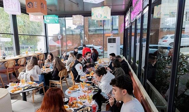 Kore’nin Balçova’daki Işığı: Damaklarda Buluşan Dostluk ve Yeni Bir Kültür Yolculuğu