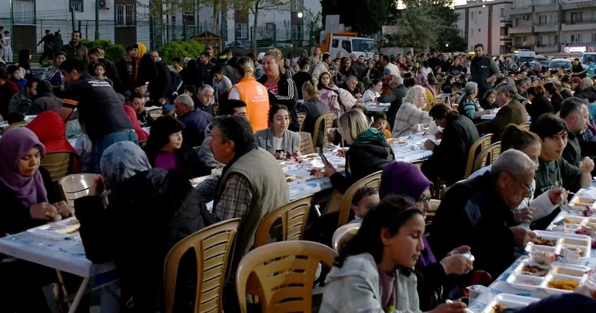 Kuşadası Belediyesi’nden Ramazan Ayı Boyunca 18 Bin Kişilik İftar Yemeği