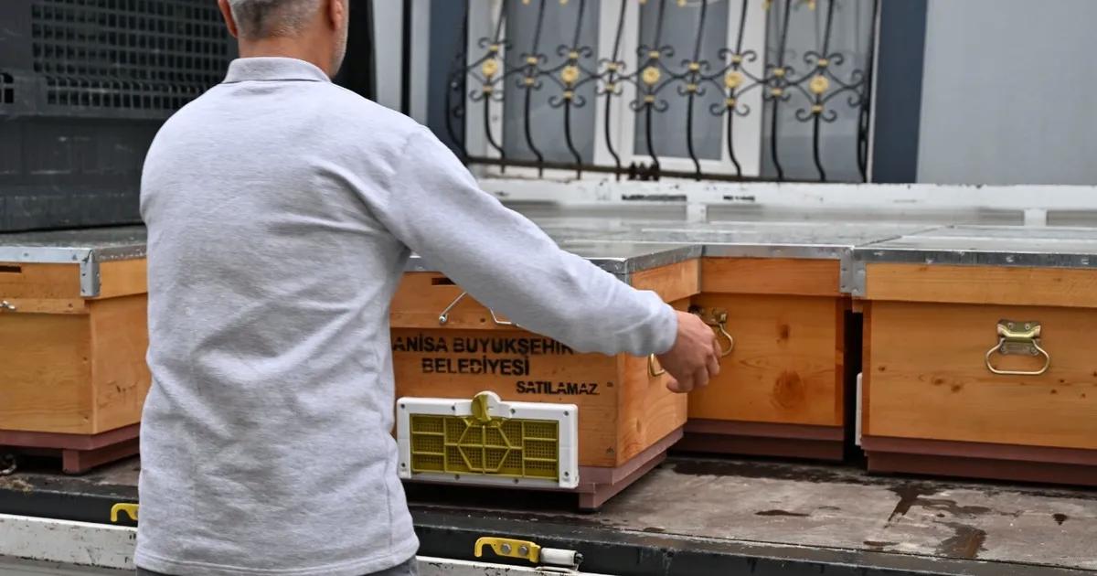 Manisa’da Büyük Acıya Büyük Destek: Sel ve Yağışların Ardından Üreticiye 20 Kovan Desteği ve Hayvancılığa Özel Yardımlar