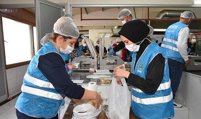 Ramazan Bereketi: Menemen Aşevi 10 Bine Çıkan Güçle İnsanlara Umut Dağıtıyor