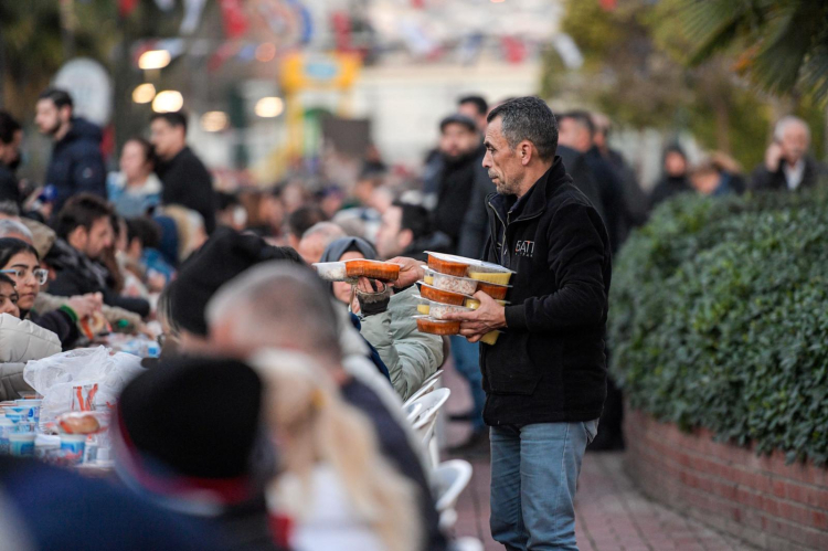 Ramazanda Karşıyaka’da Büyük İftar: 3 Binden Fazla Misafir İçin Lezzetli Sofralar ve Neşe Dolu Anlar