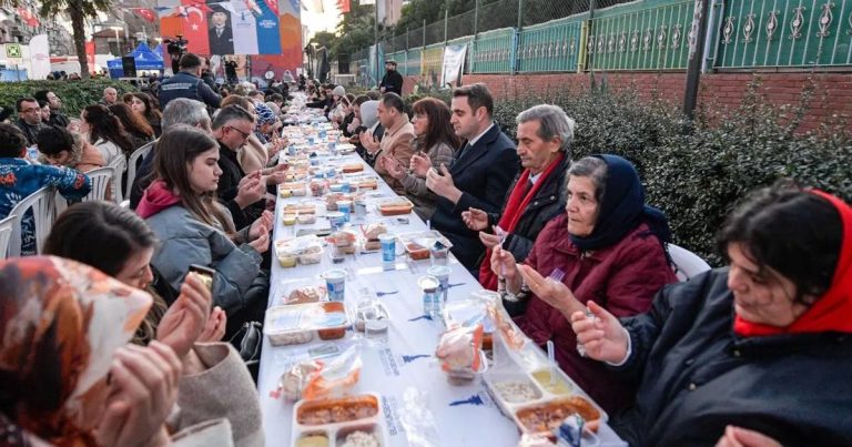 Ramazanda Karşıyaka’da Büyük İftar: 3 Binden Fazla Misafir İçin Lezzetli Sofralar ve Neşe Dolu Anlar