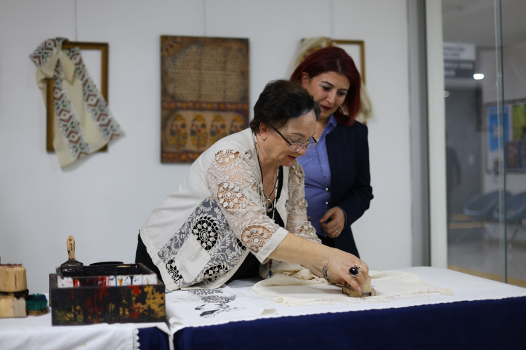 Sahnenin Ardında Yazmacılık: İzmir’de Sanat ve Gelenek Birlikte Canlanıyor
