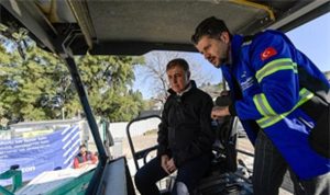 Şehrin Nabzını Tutulan Yol Yenileme Hamlesi: İzmir’in Ana Artellerinde Gün Boyu Süren Çalışmalar ve Yeni Otopark Vizyonu