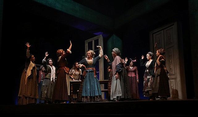 Şehrin Sahnesinde Işıyan Mart Işıltısı: Megafonla Duyulur Tiyatro Rüzgarı