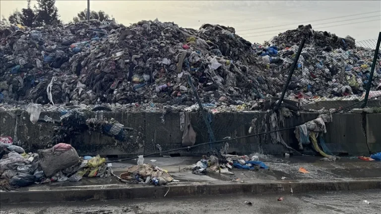Buca’da Sağanak Değil “Çöp” Vurdu: Şantiye Taştı, Sokaklar Kokuya Teslim Oldu!