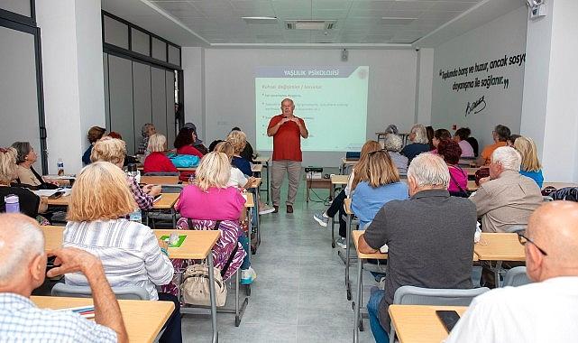 Yaşlıların İçsel Enerjisiyle Şehri Dönüştüren 3. Yaş Üniversitesi: Deneyim ve Bilgiyle Yeni Dönem Başladı