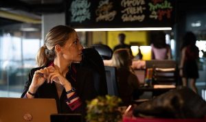 Aşkın Zaman Yolculuğu: Urla’da Bir Gölge Altında Doğan Umutlar ve Sevgiyi Keşfetme Yolculuğu