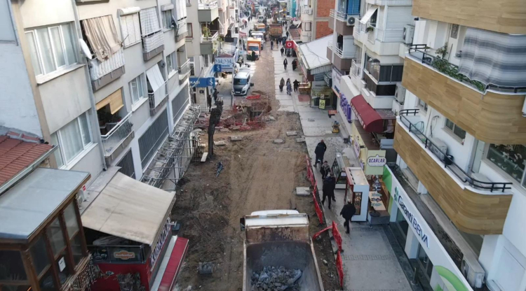Bayraklı Sevgi Yolu: Tarihsel İzlerin Modern Şehir Dokusuyla Buluşması