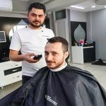 Bayram Coşkusu ve Hijyenin Yeni Yüzü: Buca Belediyesi Berber Esnafına Önlük Desteğiyle Yanında