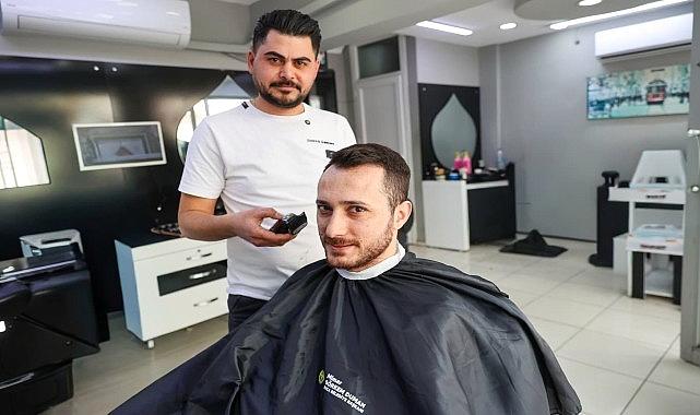 Bayram Coşkusu ve Hijyenin Yeni Yüzü: Buca Belediyesi Berber Esnafına Önlük Desteğiyle Yanında