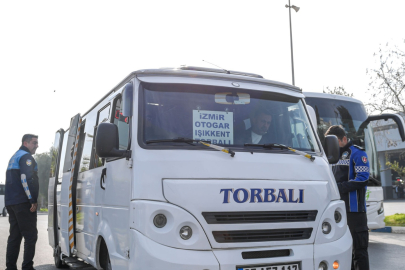 Bayram Denetiminde Yol Güvenliğini 7/24 Sağlayan İzmir Zabıta Eylemi: Şoförler, Araçlar ve İzin Belgeleriyle Şeffaf Kontrol