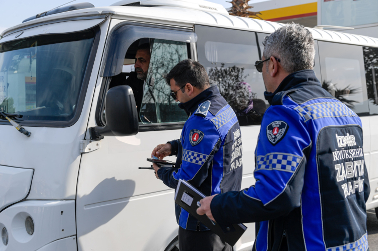 Bayram Denetiminde Yol Güvenliğini 7/24 Sağlayan İzmir Zabıta Eylemi: Şoförler, Araçlar ve İzin Belgeleriyle Şeffaf Kontrol