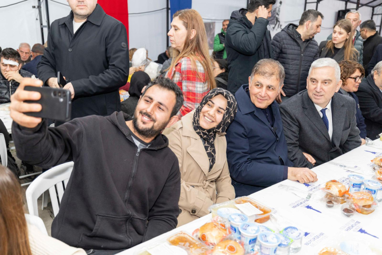 Bergama’da İftar Sofrasında Dayanışma ve Tıp Bayramı Coşkusu: Tugay’dan Muhtarlara Özel Teşekkür