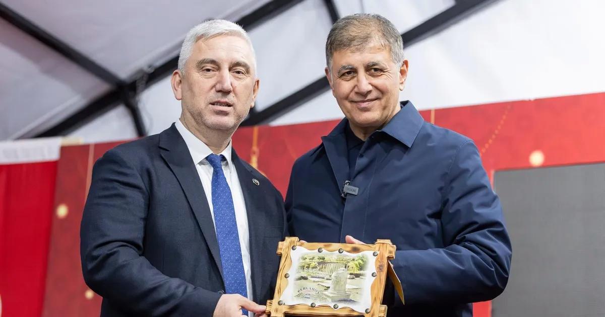 Bergama’da İftar Sofrasında Dayanışma ve Tıp Bayramı Coşkusu: Tugay’dan Muhtarlara Özel Teşekkür