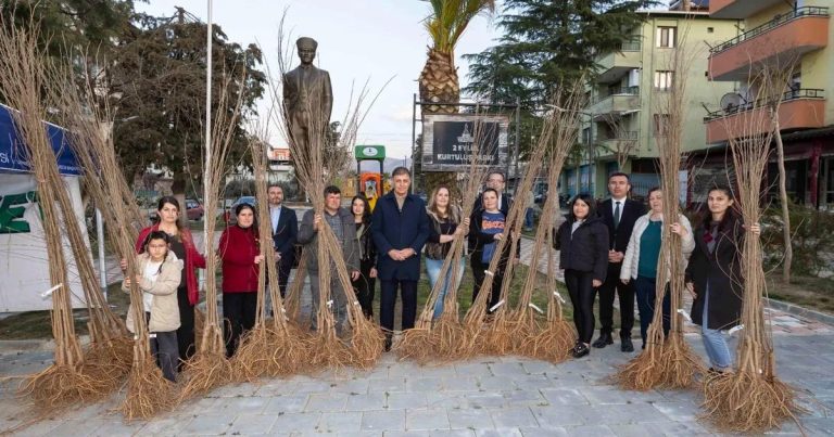 Beydağ’da Ramazan Bereketi: Başkan Tugay’dan Dayanışma Dolu İftar ve Fidan Dağıtımı