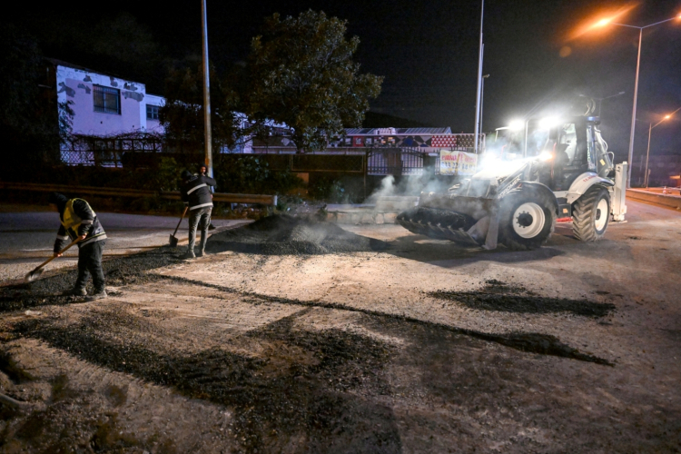 Bornova’da Gece Mesaisi: Ağır Tonajlı Yollarda Yenilenme Hız Kesmeden Devam Ediyor