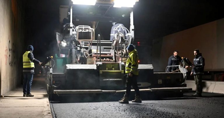 Bornova’da Gece Mesaisi: Ağır Tonajlı Yollarda Yenilenme Hız Kesmeden Devam Ediyor